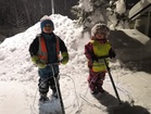 Hallituksen pikkuväki testaamassa luistelutukia!
